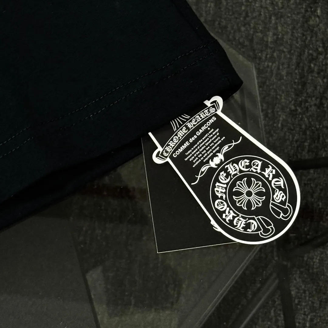 P170 Chrome Hearts 25 high-end versions. The fabric is made of 300 grams of high-density pure cotton. It does not deform or shrink. It has three labels. It is the same style for men and women. Technology: suede foaming + digital printing. Color: white, black. SIZE: S-XL.